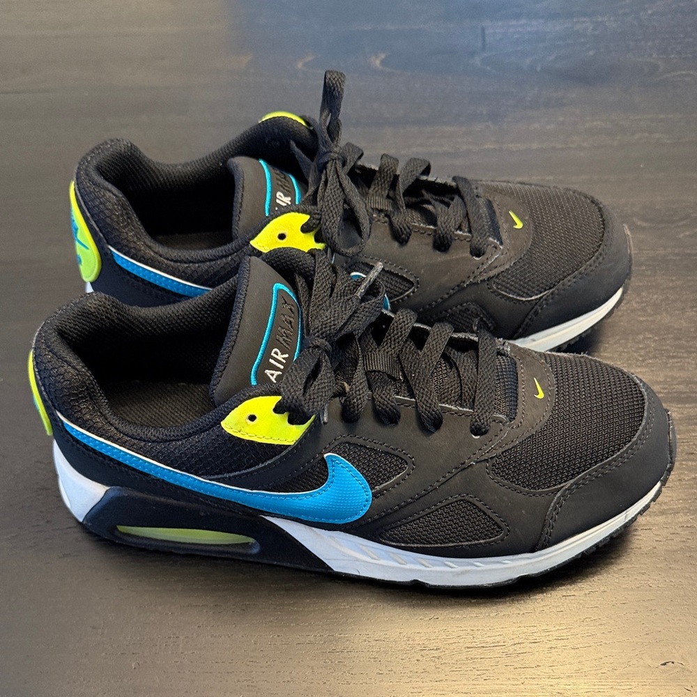 Nike Air Max IVO Sneakers - Black - Picture 3 of 6